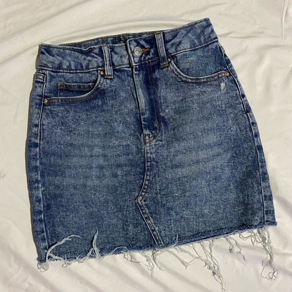 Cute denim skirt, size 0 basically brand new!
